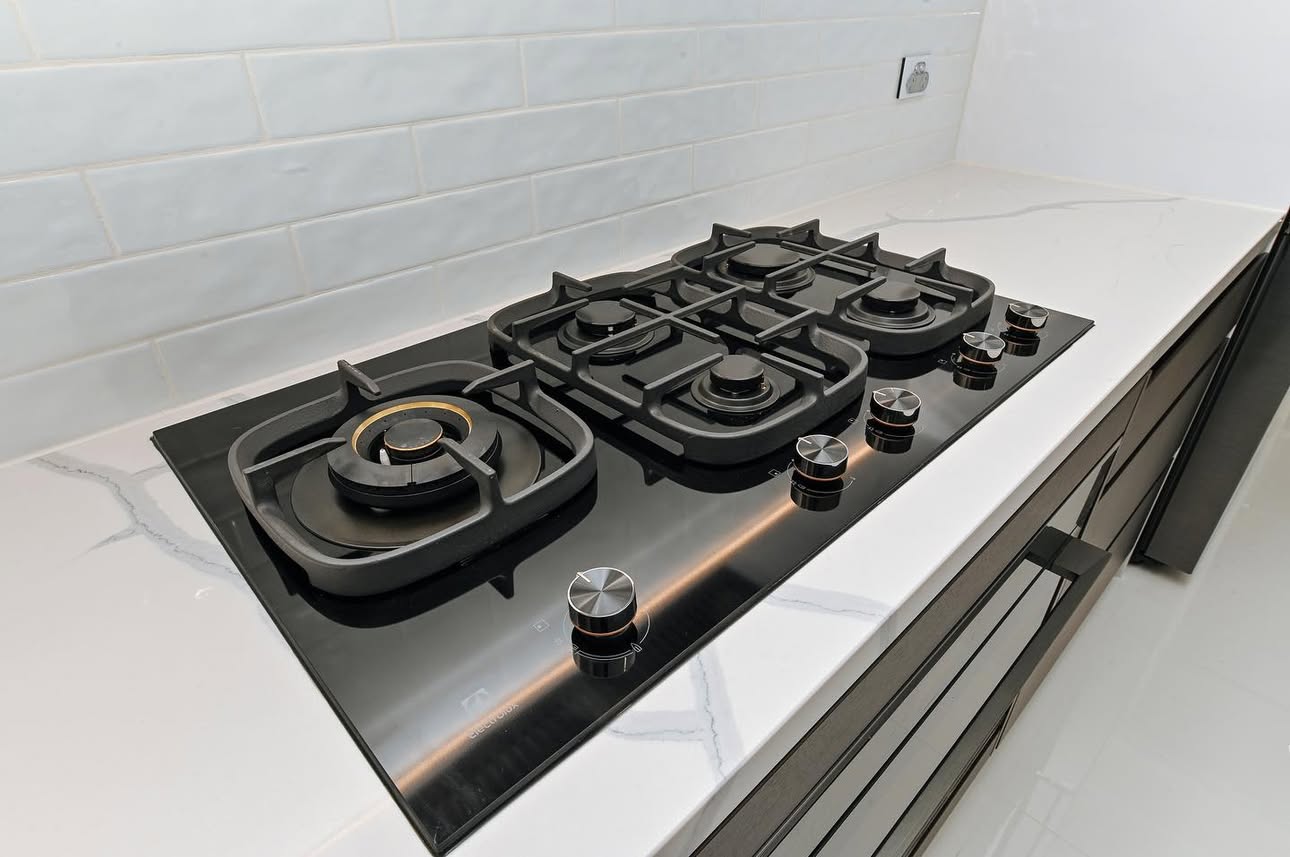 Marble stone splashback with cooktop detail