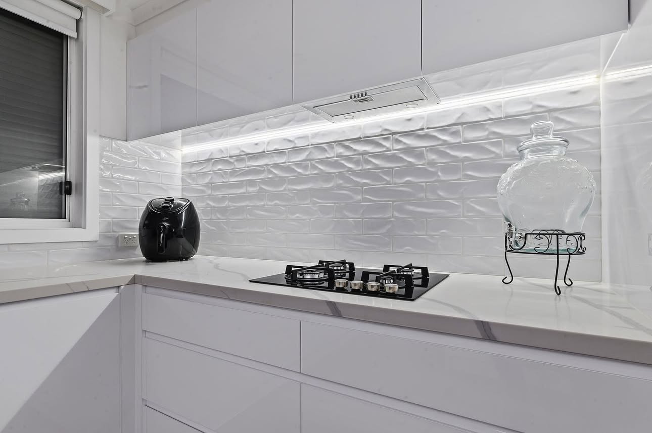 Marble benchtop kitchen with gas cooktop